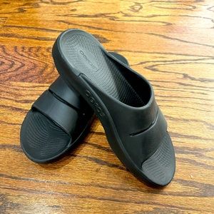 OOFOS slides in black